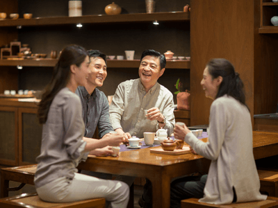 Cảnh một gia đình việt nói chuyện bên tách Trà hoa vàng