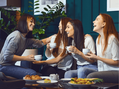 Những bạn trẻ nói chuyện vui vẻ bên tách trà Hoa Vàng