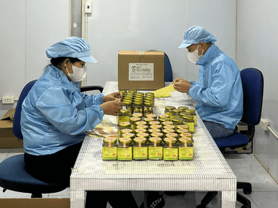 Đóng gói Trà hoa vàng Trúc Mây tại xưởng (ảnh minh hoạ)