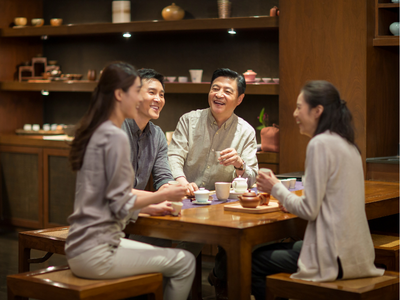 Thưởng Trà hoa vàng hạnh phúc giản đơn