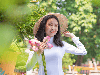 Giữ cơ thể mát mẻ dưới ánh Nắng gay gắt nhưng em vẫn xinh