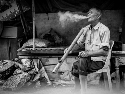 Người đàn ông quê tôi ngồi hút thuốc lào, uống chè (ảnh minh hoạ)